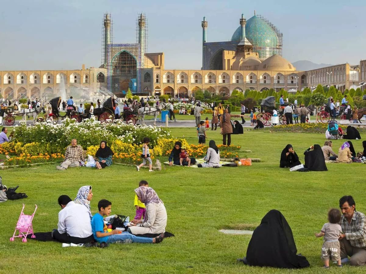 عائلات إيرانية تتنزه