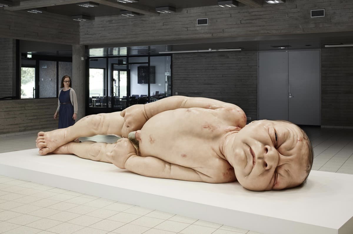 منحوتة Big Baby II «الرضيع الكبير 2» في عام 1997 من الألياف الزجاجية وراتنج البولستر والسيليكون، كما استعمل خصلات من الشعر الاصطناعي.