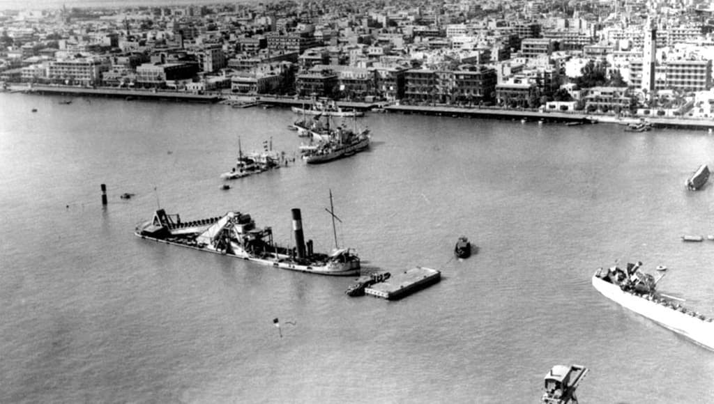 سفن مدمَّرة تسد مدخل قناة السويس في بور سعيد خلال حرب الستة أيام التي نشبت بين مصر وإسرائيل.