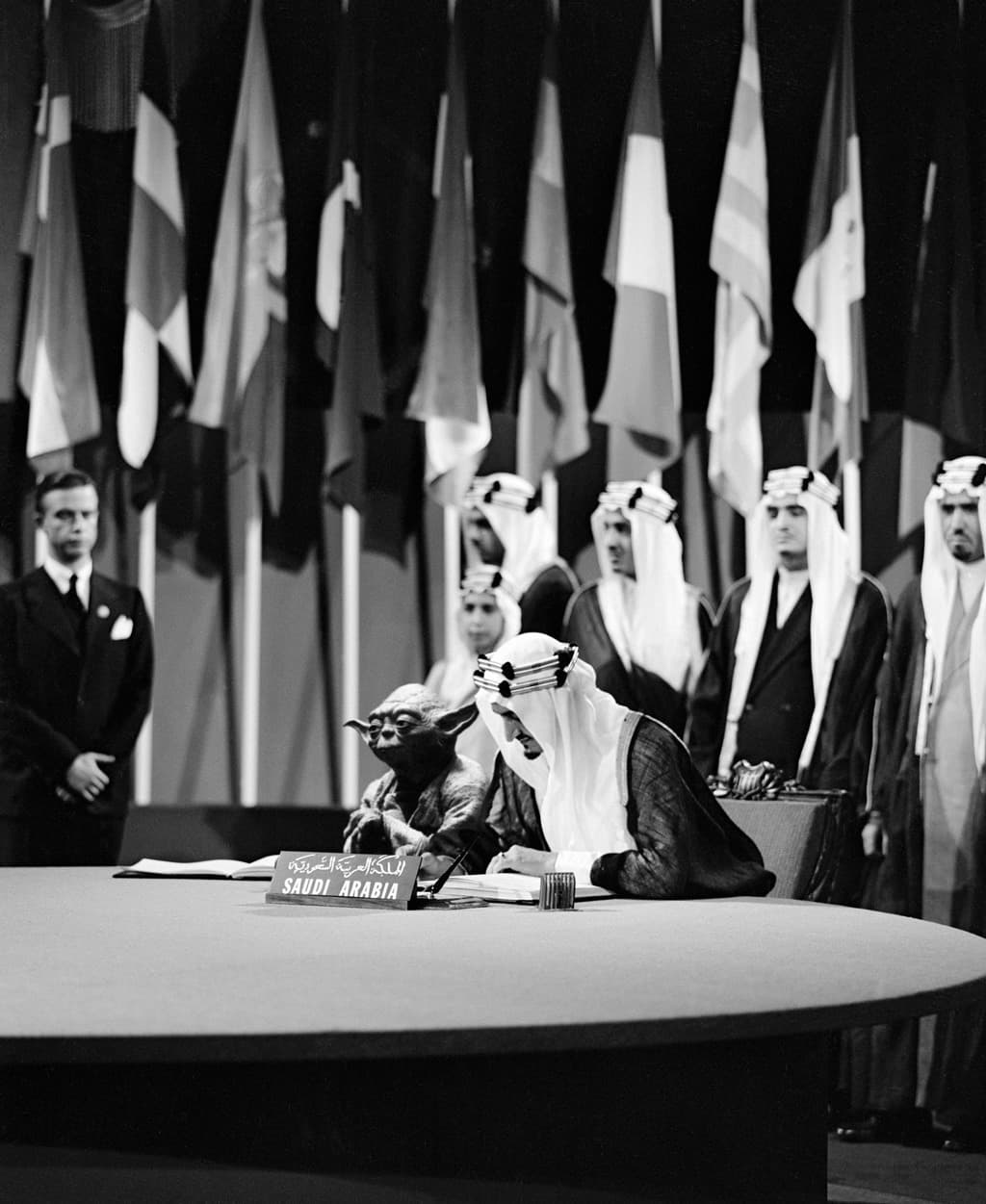 يقول الفنان السعودي الذي عدل على الصورة أنّه ابتكر هذا المونتاج كتعبير عن تقديره للملك فيصل وشخصية «حرب النجوم» المحبوبة - صورة: عبد الله الشهري