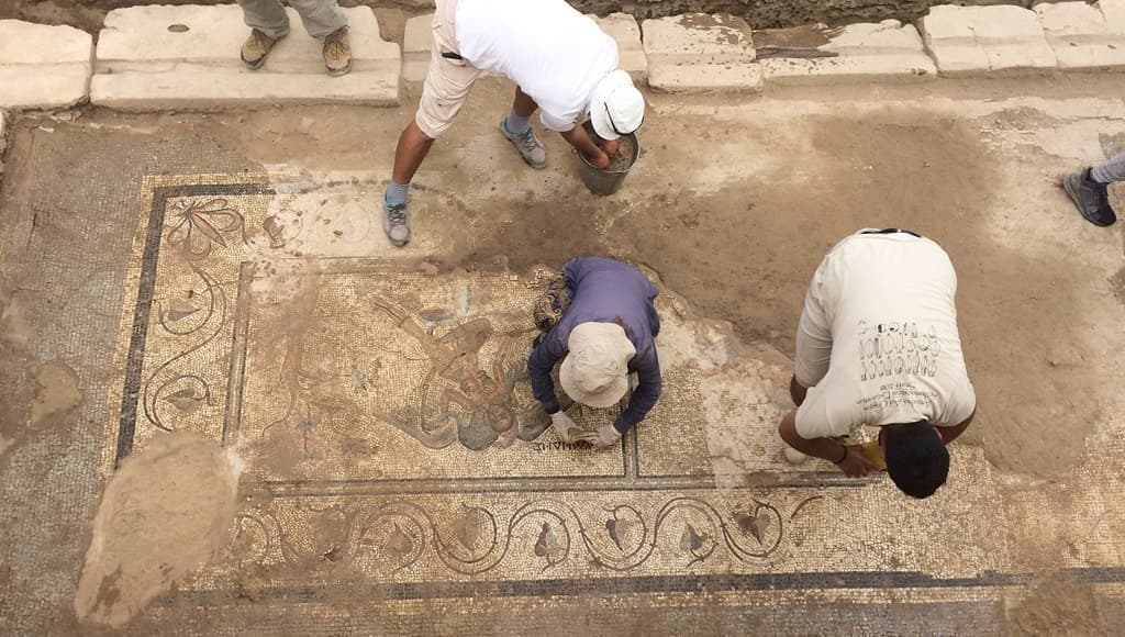 فسيفساء رومانية وجدت في مرحاض تبرز نكتاً قذرة