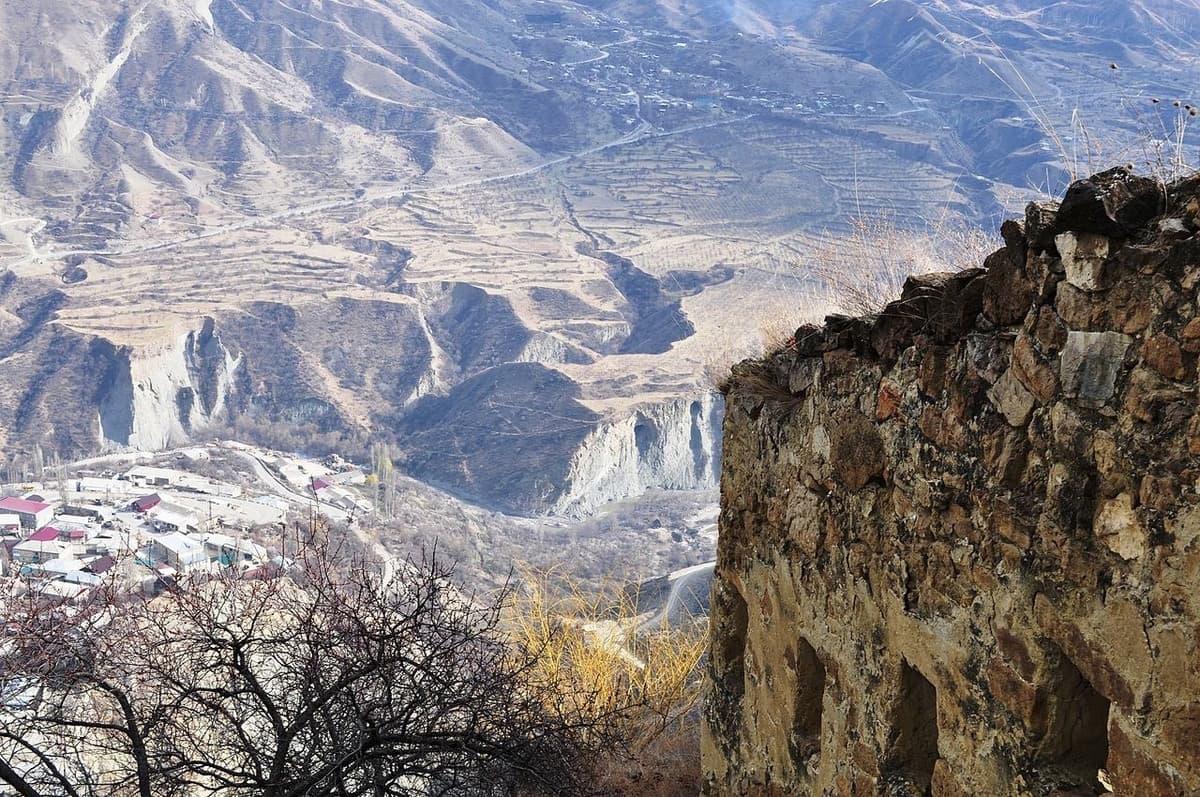 جدار حصن مهترئ على قمة جبل في (غونيب).