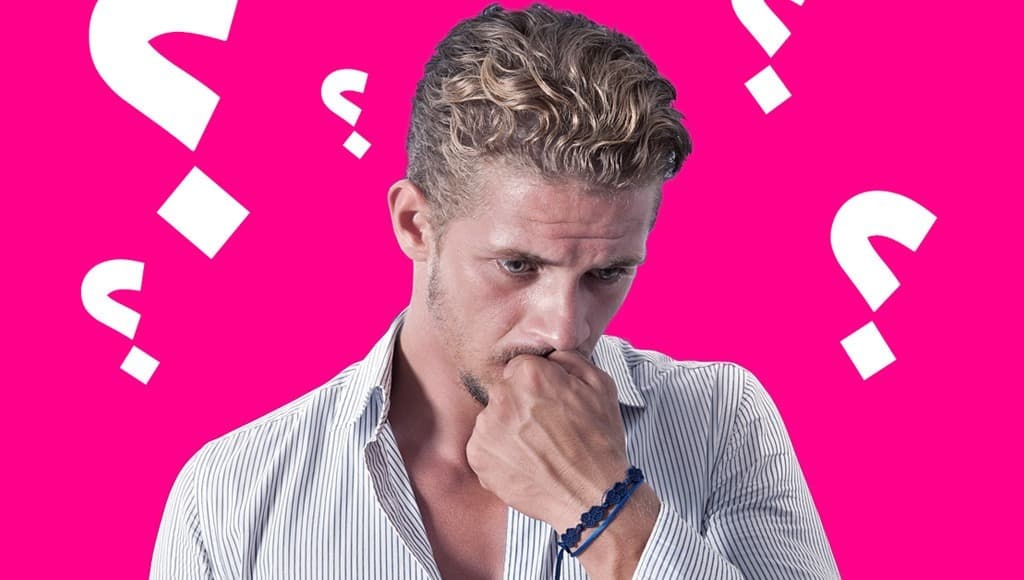 شاب تحيط به علامات الاستفهام