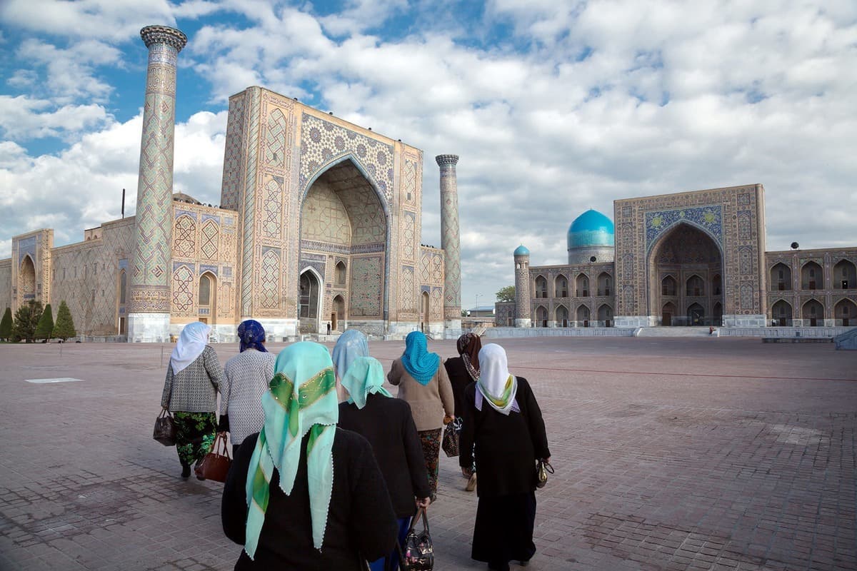 نساء يتجهن نحو المدارس في سمرقند