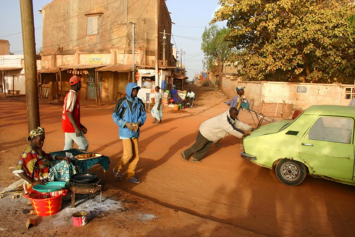 أشخاص يدفعون سيارة قديمة