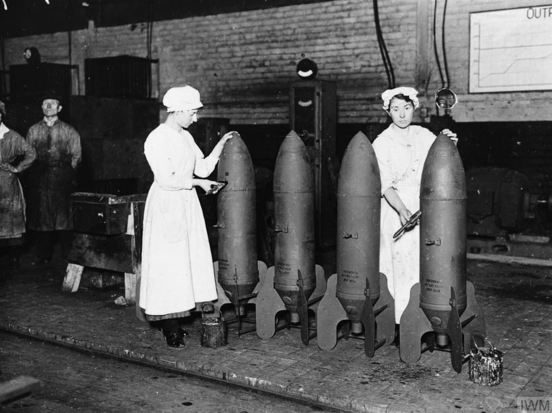 عاملات يقمن بطلاء القنابل الجوية في يونيو 1918.
