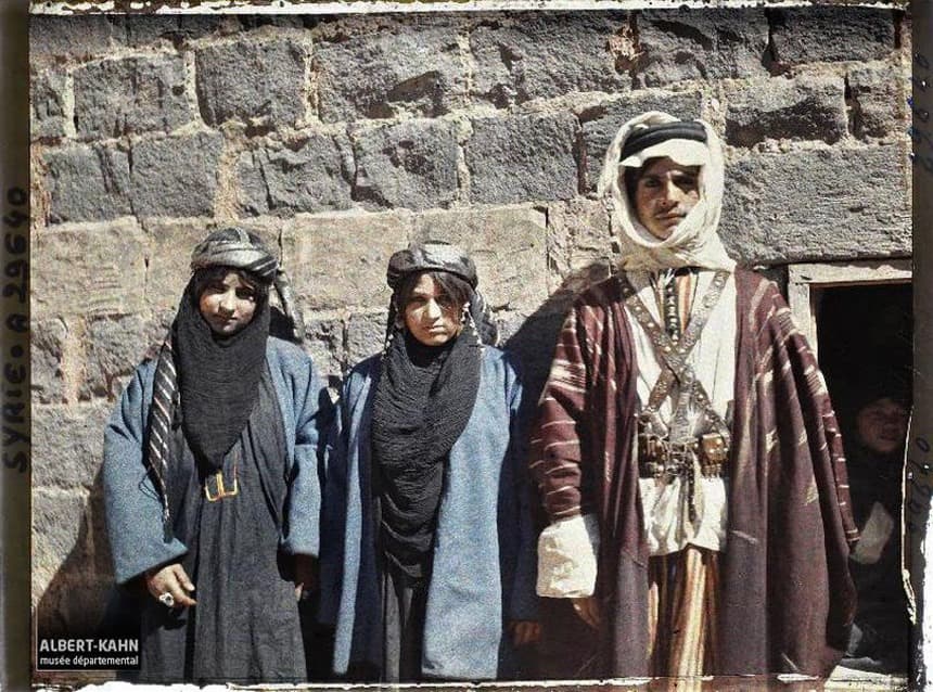 صورة تظهر الزي التقليدي العربي في بلدة تل شهاب السورية لكل من الرجال والنساء، حيث يظهر في الصورة أختان برفقة زوج إحداهما سنة 1921