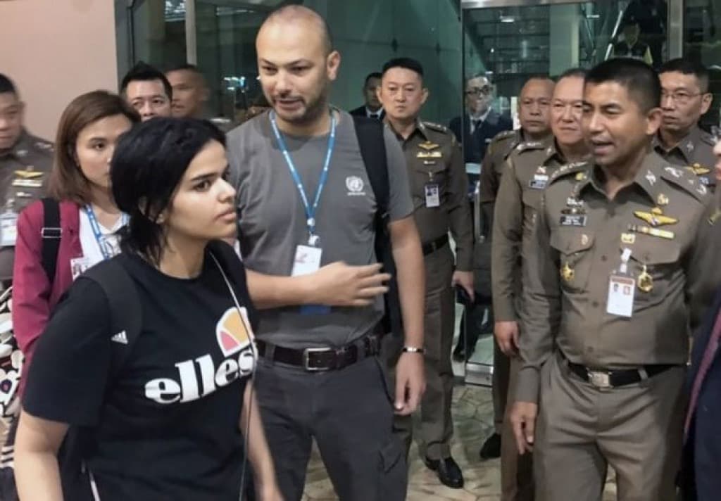 في هذه الصورة تظهر الآنسة رهف محمد القنون في مطار بانكوك، وهي تقول بأن كل ما ترغب فيه هو: ”أن تكون حرّة“ بعيدة عن المملكة العربية السعودية.