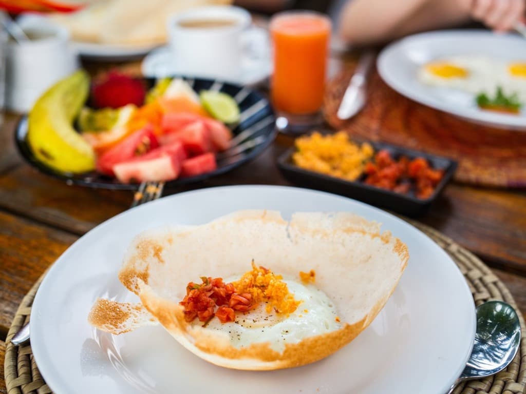 فطور سريلانكي تقليدي مكون من الفطائر والبيض.