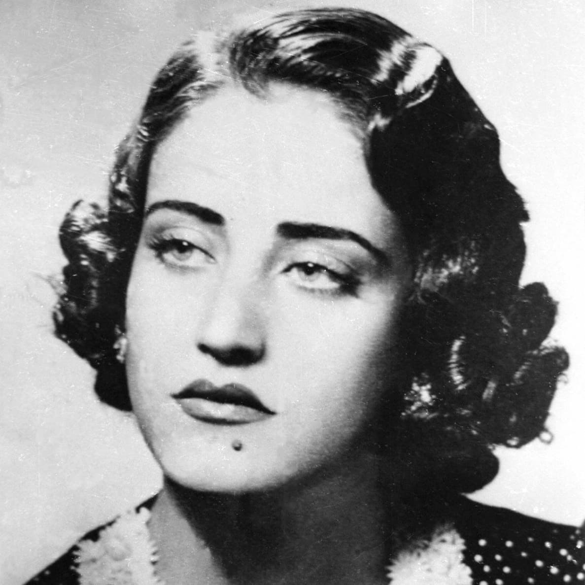 تعتبر هذه الصورة من آخر الصور للفنانة (أسمهان) على الأرجح.