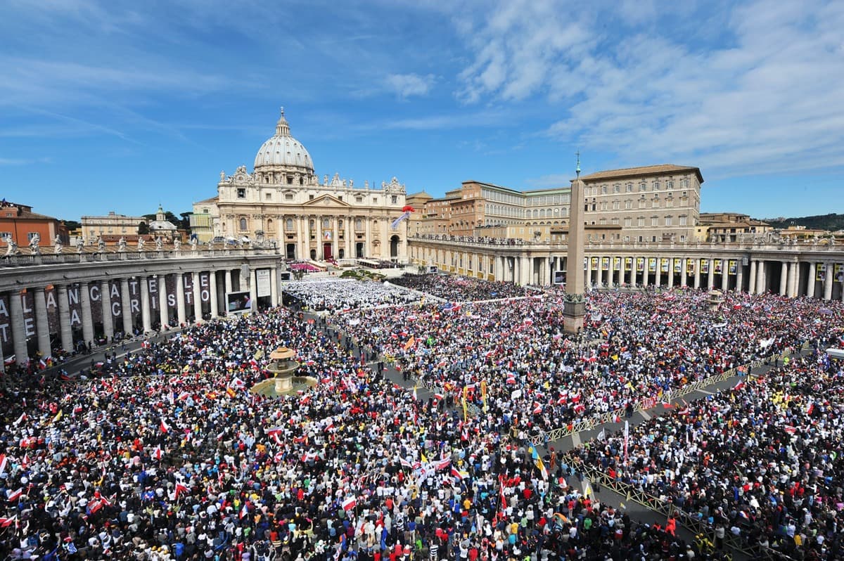 جموع من المؤمنين الكاثوليكيين يصلون في ساحة القديس (بطرس) في الفاتيكان. صورة: Italy Magazine