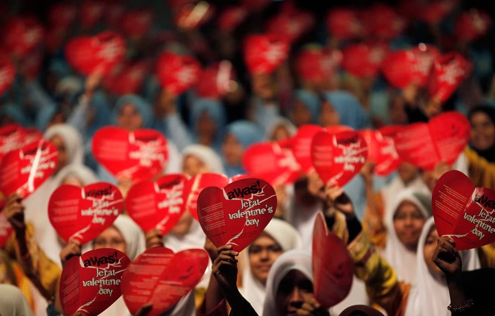 نساء مسلمات يرفعن شعارًا مكتوب عليه ”احذروا فخ عيد الحب“، في حملة يوم مناهضة عيد الحب في (بوتراجايا) الماليزية. أطلقت حملة لـ”رفع الوعي“ بين المسلمين بأن احتفال عيد الحب ليس جزءًا من الممارسة الدينية الإسلامية.