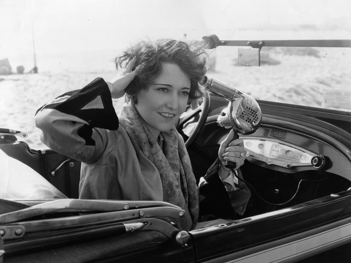 مجفف الشعر اليدوي في عام 1929. صورة: Hulton Archive/Getty Images