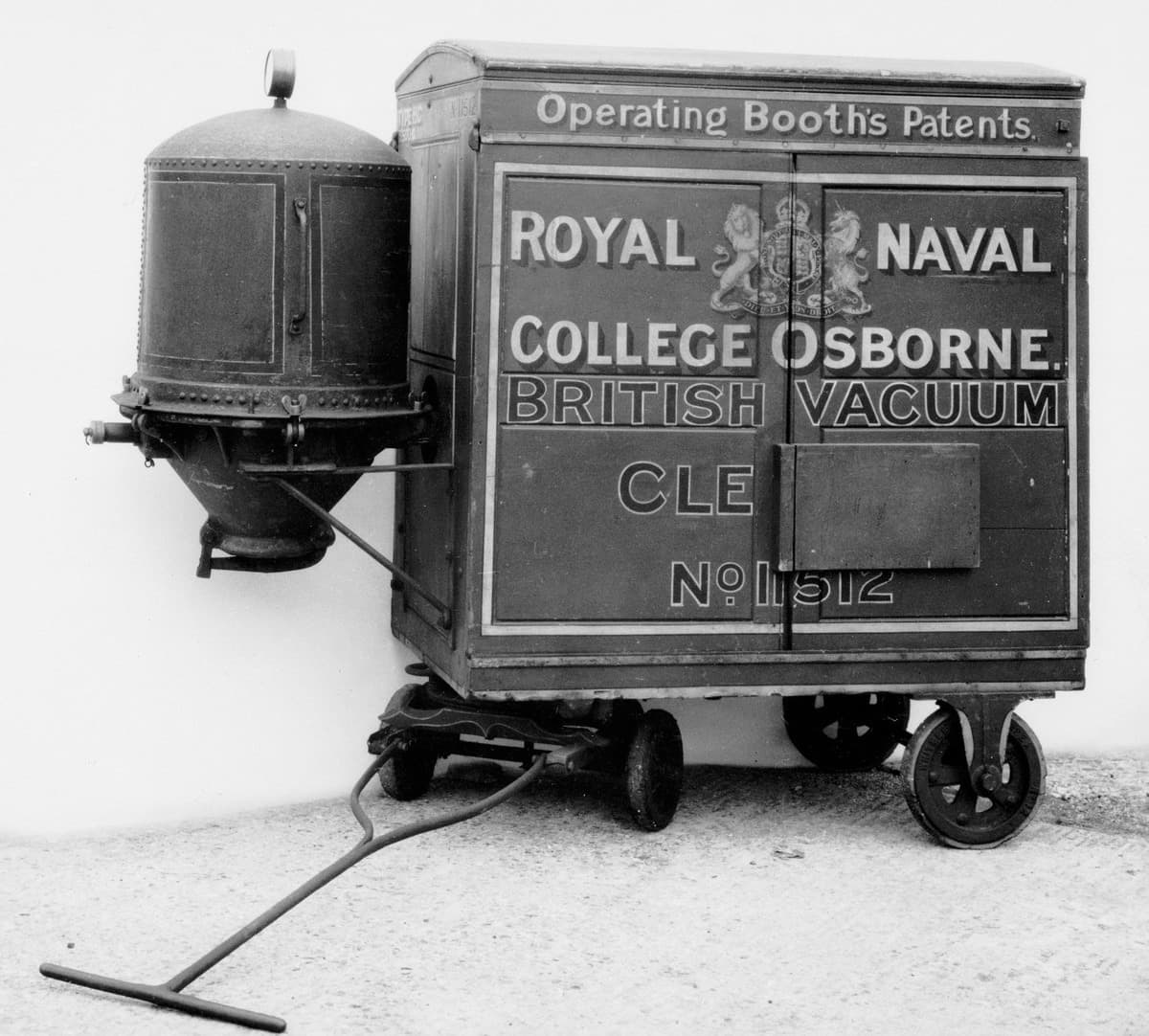 تم اختراع أول مكنسة كهربائية في عام 1901. صورة: Science & Society Picture Library/Getty Images