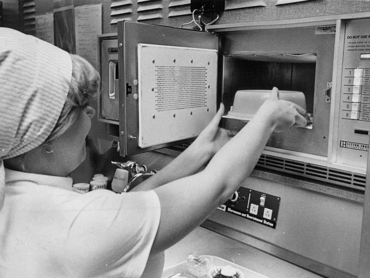 فرن ميكروويف في عام 1976. صورة: Denver Post/Getty Images
