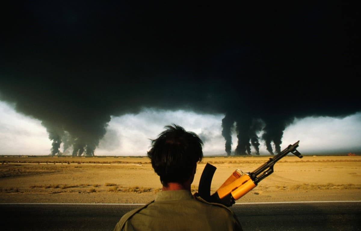 جندي عراقي وهو يشاهد مصفاة مصفاة عبادان الإيرانية وهي تحترق. صورة: Henri Bureau/Corbis