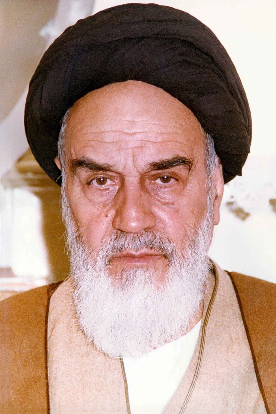 آية الله روح الله الخميني.