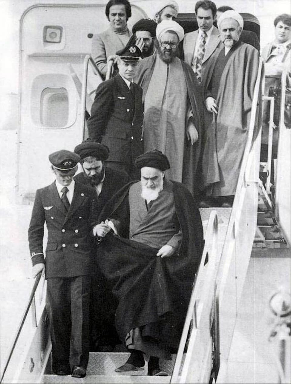 الخميني يعود إلى إيران بعد 15 سنة في المنفى.