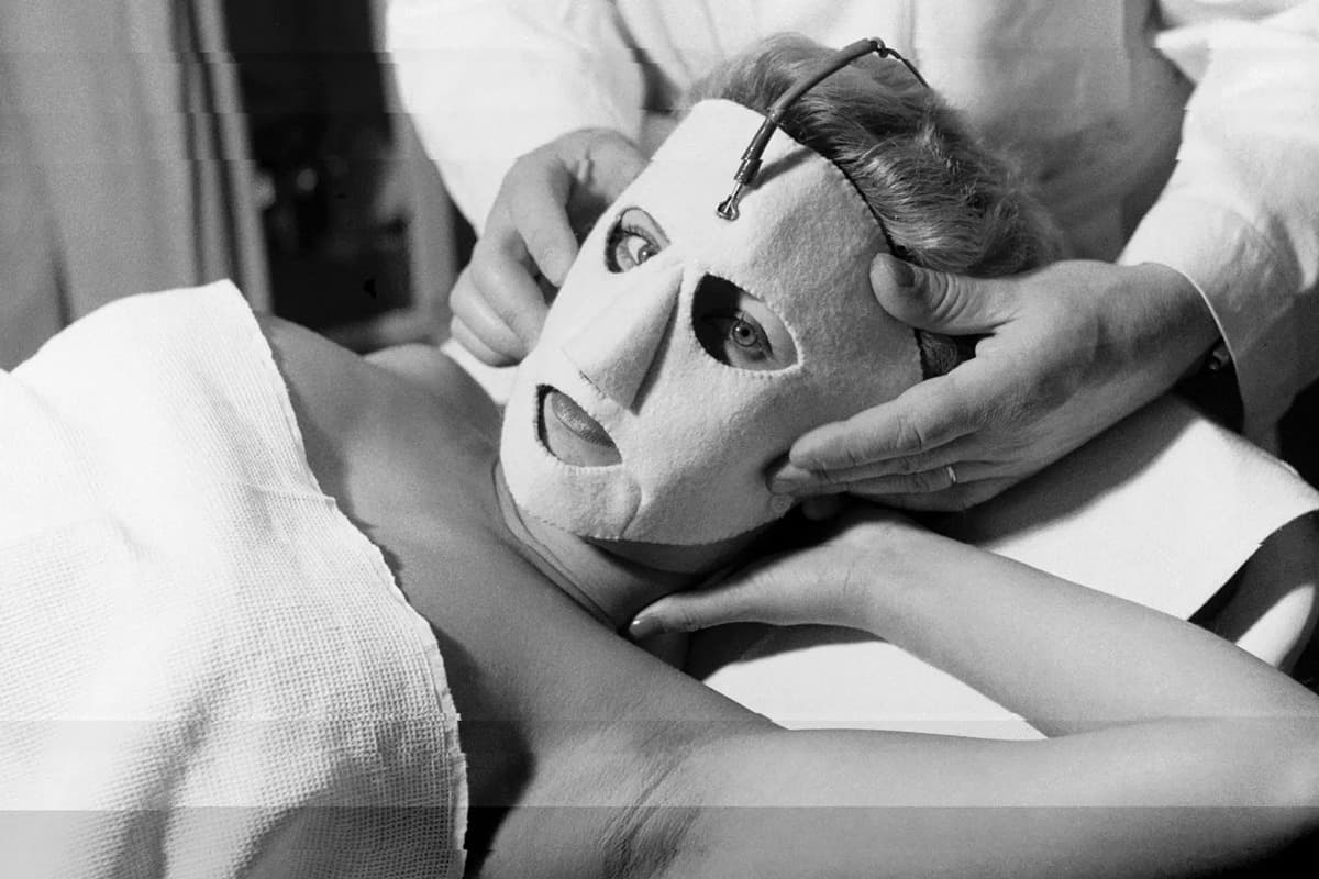 قناع الوجه ”الرياضي“ في عام 1955. صورة: John Sadovy/Getty Images