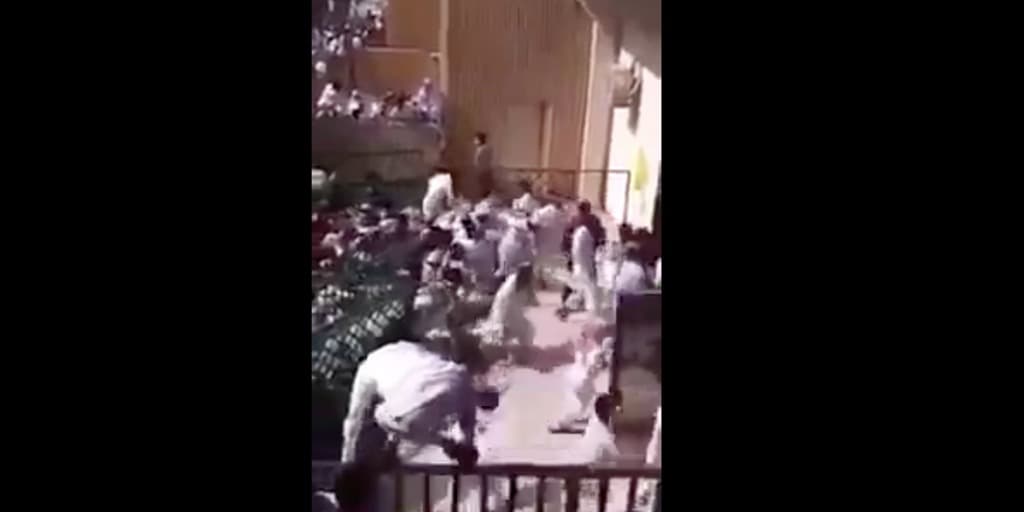 لقطة استخدمها الكثيرون من المدافعين عن التطبيق، تصور تهافت جمع غفير من السعوديين على مكتب جوازات السفر.