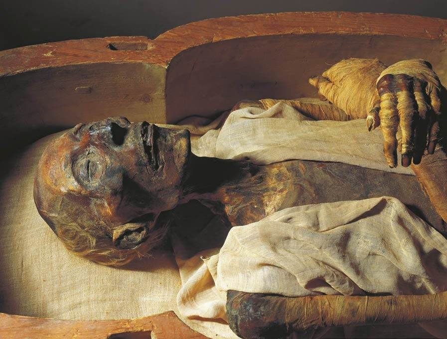 مومياء رمسيس الثاني التي تمّ اكتشافها عام 1881م في منطقة الدير البحري.