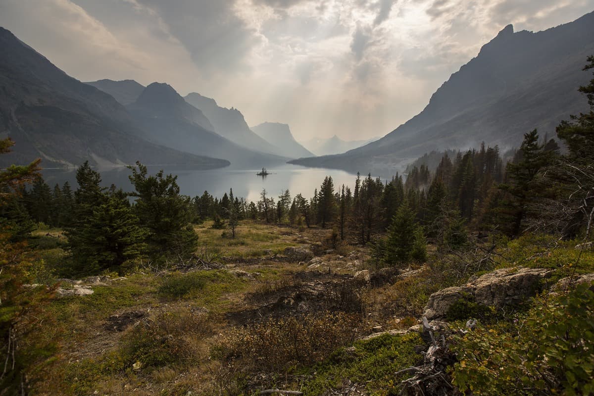 صورة لجزيرة Wild Goose ضمن متنزه Glaciers National Park. استُخدمت أجزاء من هذه الصورة ودُمجت مع صورة أخرى لصنع ”جبل السلحفاة“. صورة: GlacierNPS/Flickr