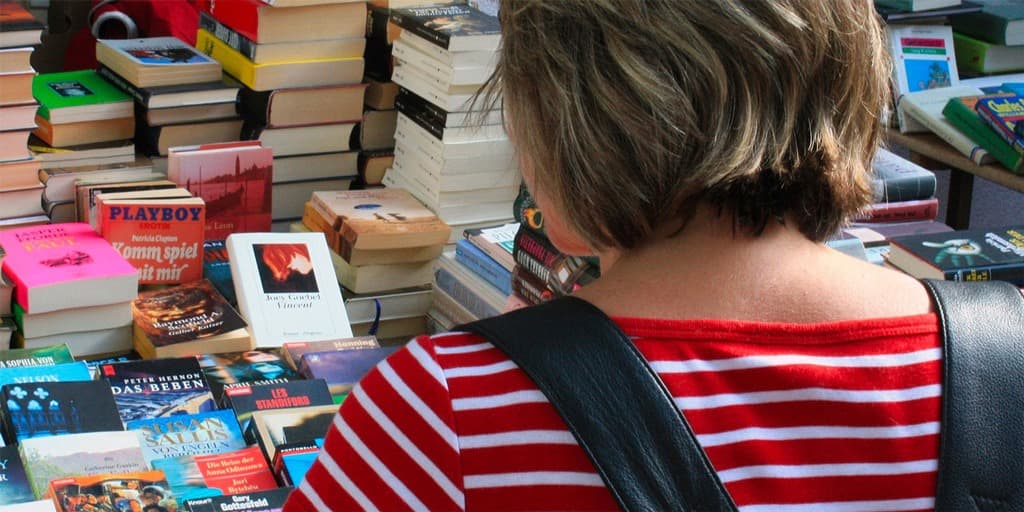 كتب في مكتبة