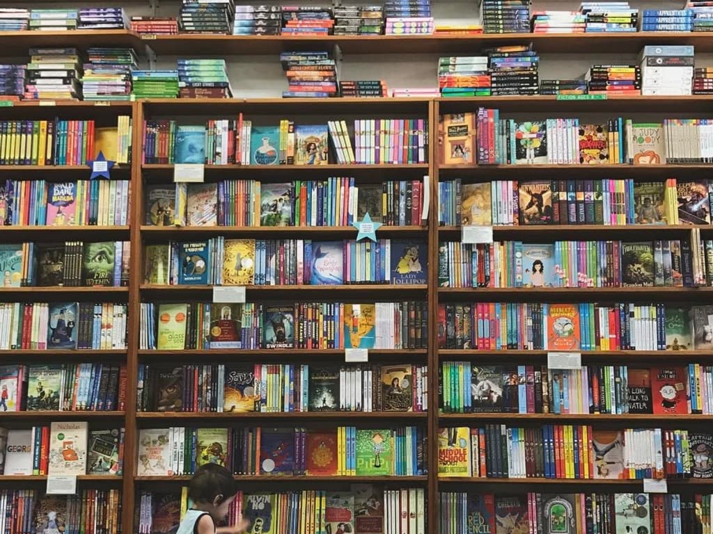 رفوف مليئة بالكتب
