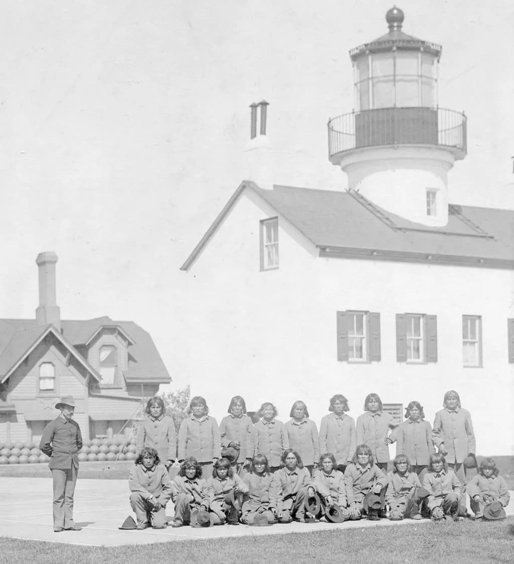 سجناء من عشيرة (هوبي) في قلعة (ألكاتراز) حوالي تسعينات القرن التاسع عشر. صورة: Mennonite Library and Archives/Bethel College