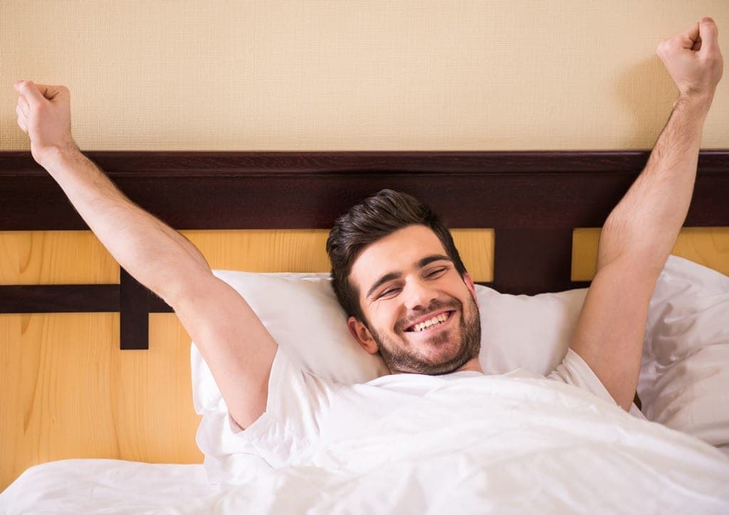 رجل يستيقظ بنشاط
