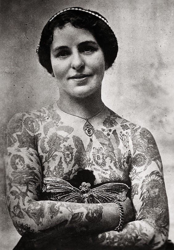 23. (إديث بورشيت)، لندن عام 1920.
