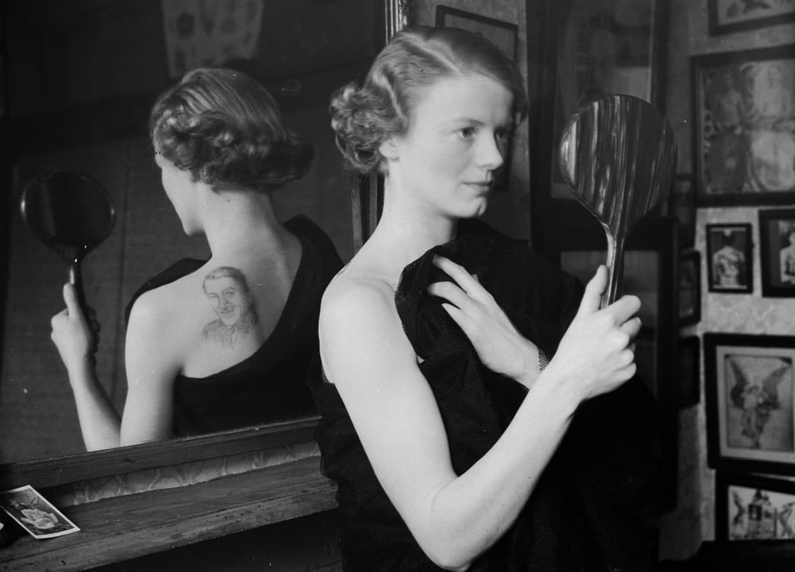 33. وشمت هذه المرأة وجه رجل على ظهرها، عام 1936.