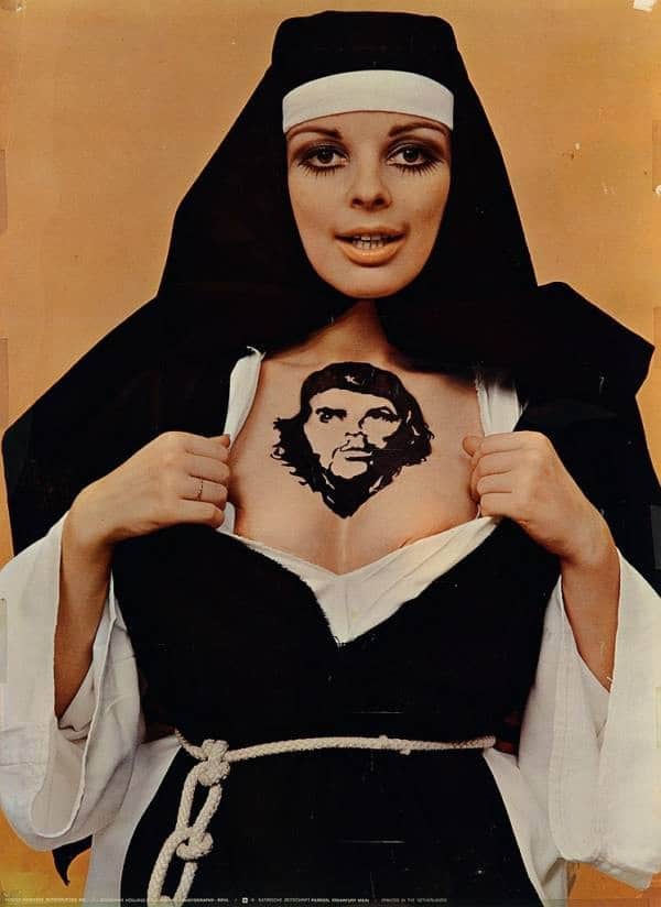 4. صورة لامرأة ترتدي ملابس الراهبات وتكشف لنا عن وشم لـ(تشي غيفارا) عام 1965.