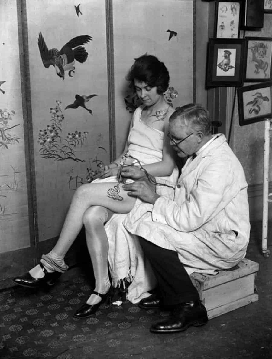 44. وشم الأفعى، عام 1928.