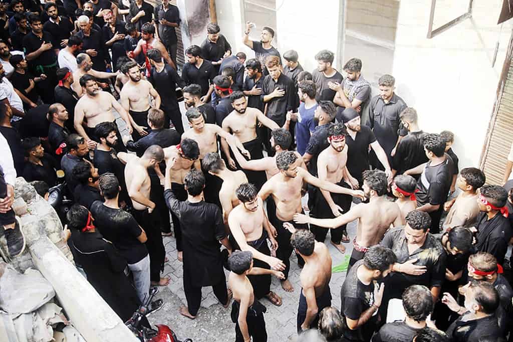 حشد من الشيعة أثناء عاشوراء