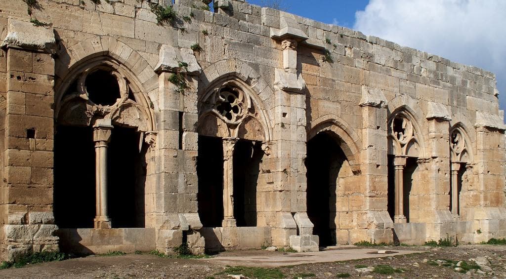 قاعة الفرسان في قلعة الحصن من هاي كونتراست (CC BY)