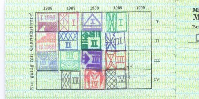 أختام على بطاقة الخدمة الخاصة بـ(فلاديمير بوتين).