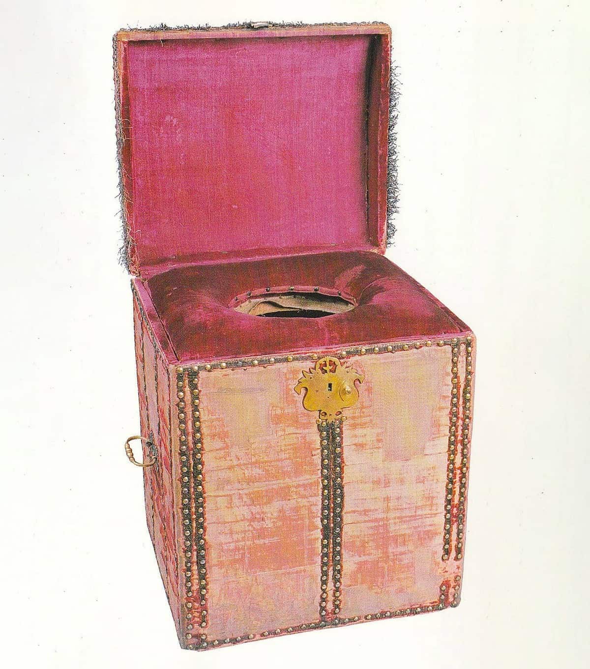 مرحاض شبيه إلى حد ما بالمرحاض الملكي المتنقل الذي اعتنى به مزيل الفضلات. صورة: Wikimedia Commons