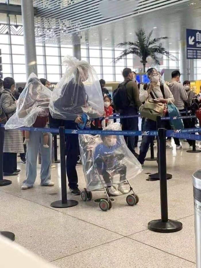 المزيد من الأكياس البلاستيكية فوق الأشخاص