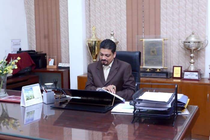 المدير زبير أحمد خان.