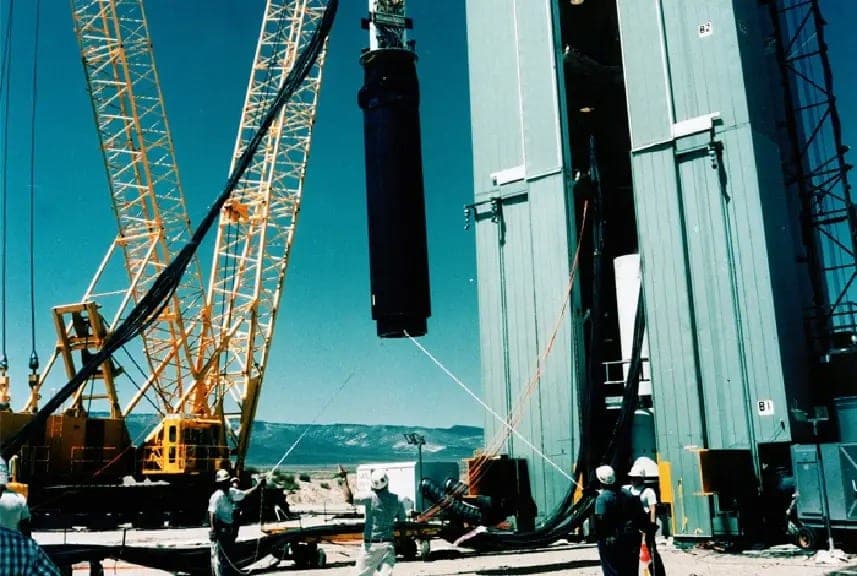 آخر قنبلة نووية أمريكية يتم اختبارها، تحمل اسم The Divider، يتم ارسالها تحت الأرض تمهيداً لتفجيرها في 23 سبتمبر 1992. (LANL)
