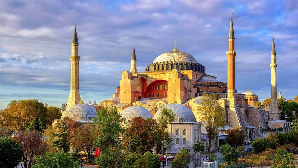 مبنى آيا صوفيا التاريخي في مدينة إسطنبول تحت ضوء الشمس مع مآذنه الأربع.