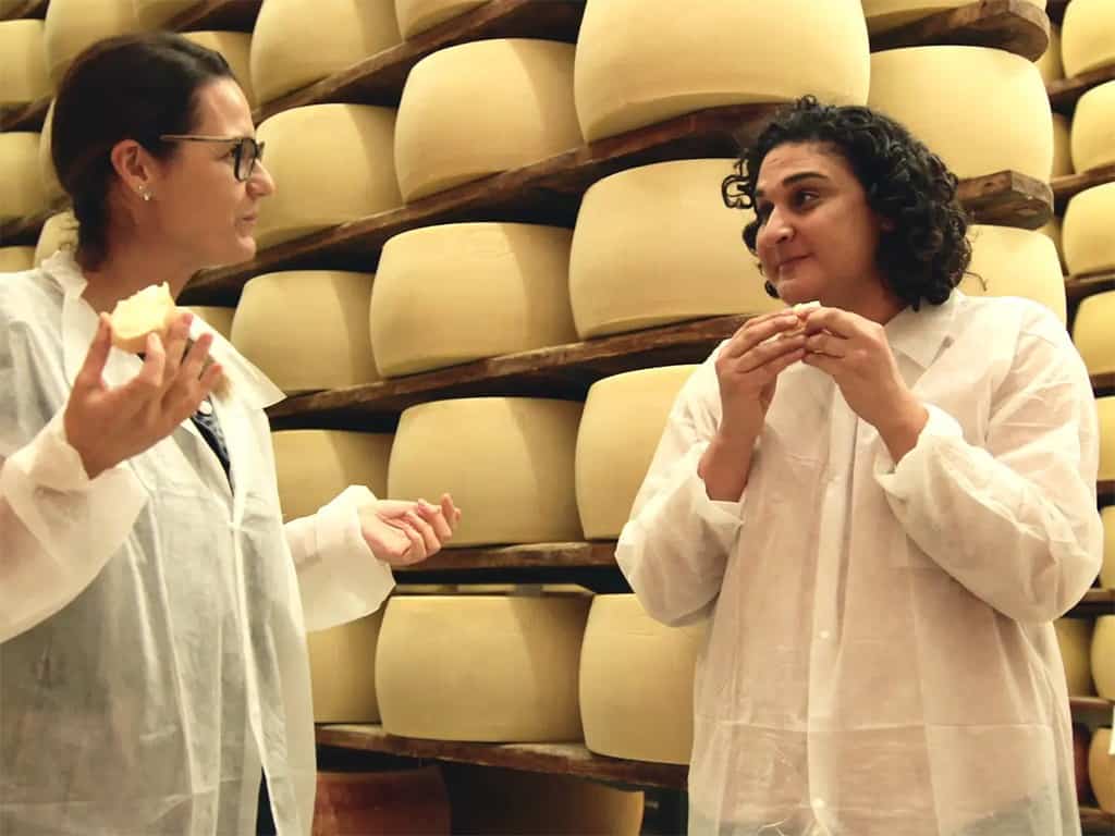 سامين نصرت في سلسلة Salt Fat Acid Heat الذي يعرض حاليا على نتفليكس.