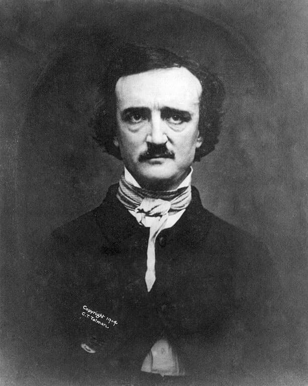 تم نسب اختراع قصص خيال التحري إلى (بو) على الرغم من وجود آخرين قد سبقوه ومن بينهم فولتير.