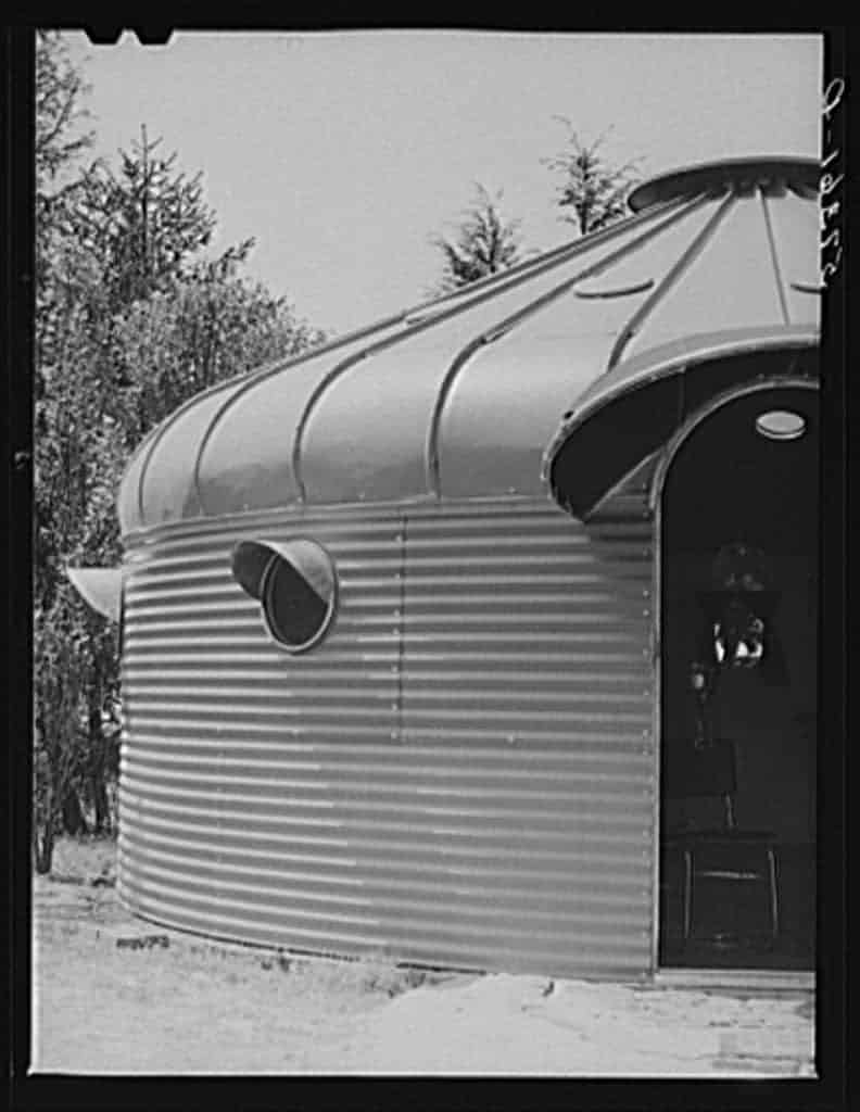 ادعى (فولر) أنه من ابتكر مصطلح دايماكسيون Dymaxion ولكنه في الواقع يعود لأحد المعلنين.