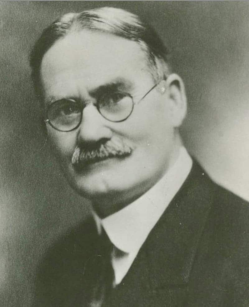 جيمس نايسميث مخترع كرة السلة عام 1920.