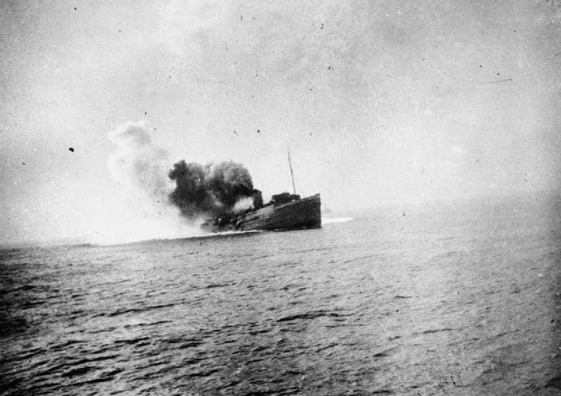 صورة لمركب من جزيرة مان بعد أن أصابه لغم أثناء اقترابه من دونكيرك في مايو 1940.