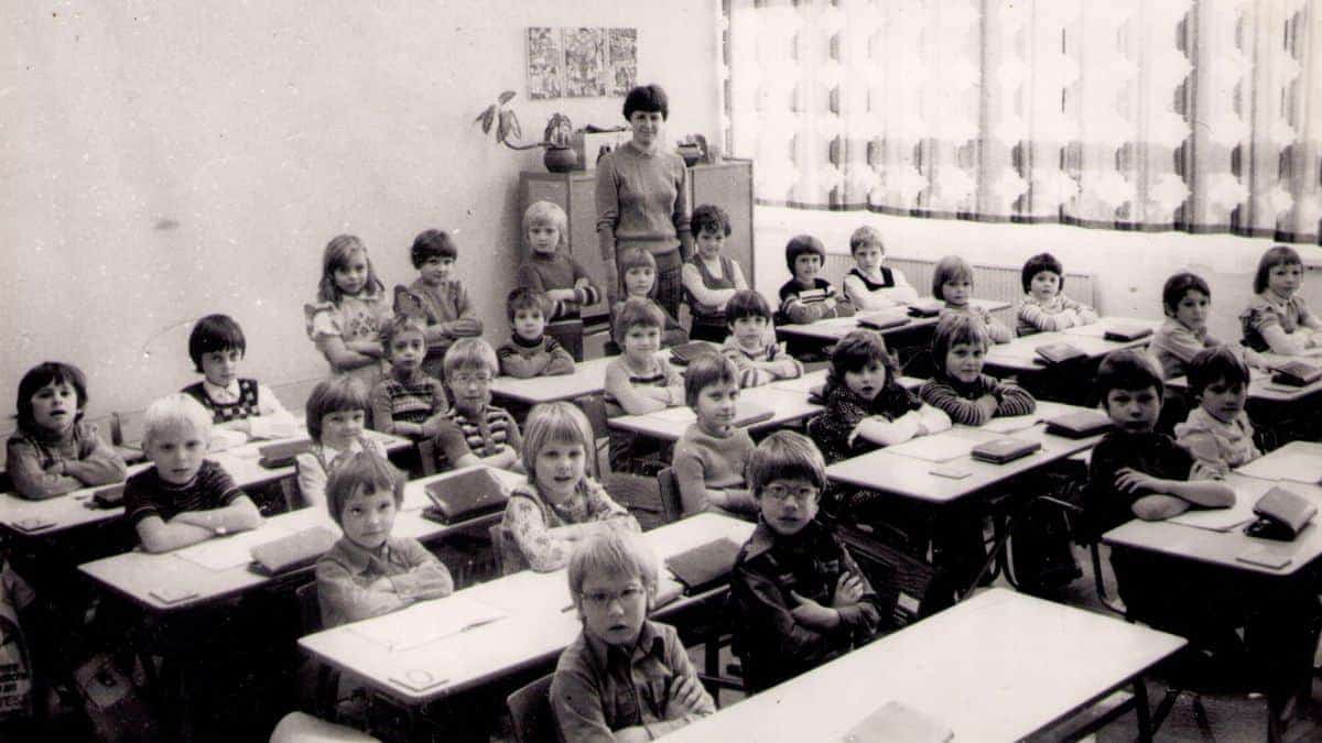 أطفال السنة الأولى في المدرسة في ألمانيا الشرقية، سنة 1977.