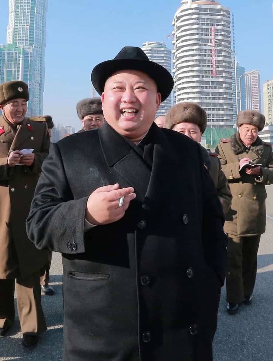 كيم جونغ أون يدخن سيجارة. صورة: KCNA/Reuters