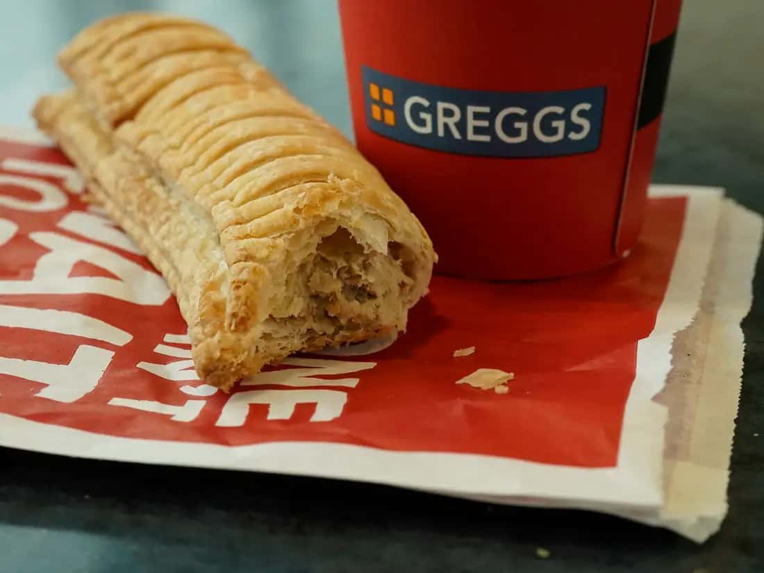 لفائف النقانق من مخابز Greggs.